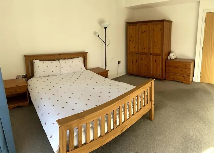 Huge Flat Sleeps 6+ Free Parking